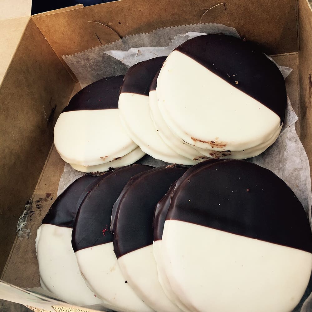 Black-and-white cookie, New York City (Wimup travel guide)