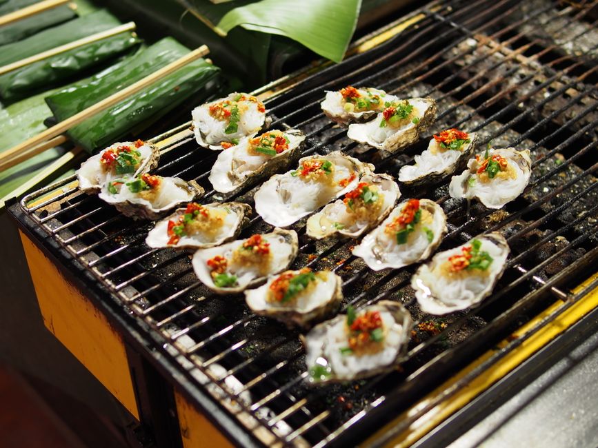 Char-grilled oysters, New Orleans (Wimup travel guide)