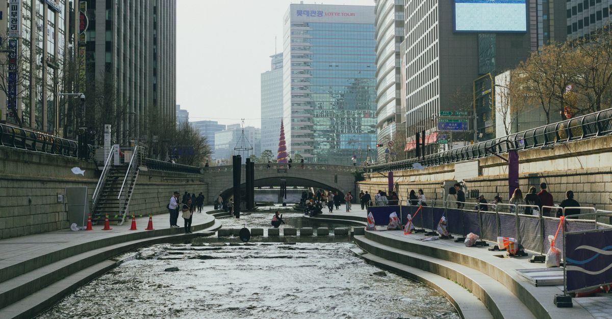 Stroll the Cheonggyecheon stream, Seoul, South Korea