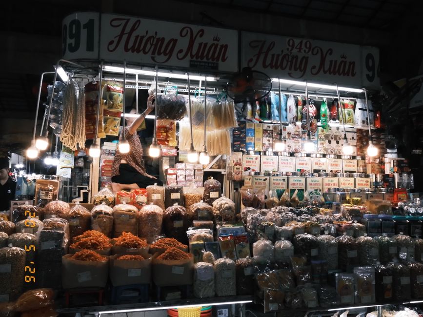 Chợ Đồng Xuân food lane