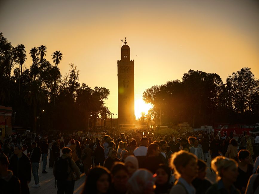 Circle the Koutoubia minaret, Marrakech, Morocco