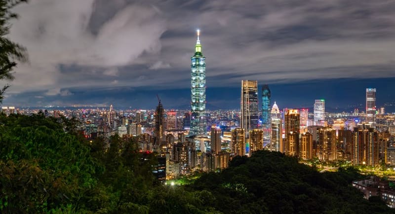 Climb Elephant Mountain for the skyline, Taipei, Taiwan