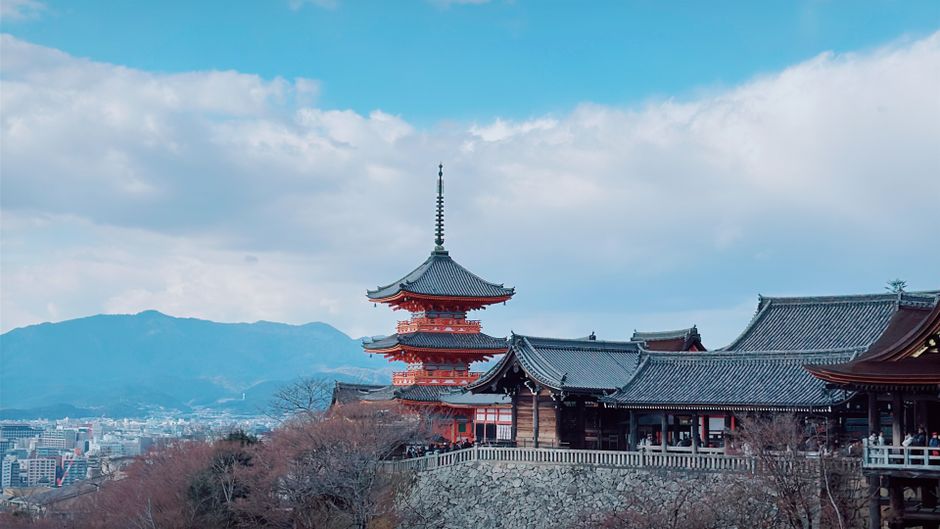 Climb the Higashiyama lanes to Kiyomizu-dera, Kyoto, Japan