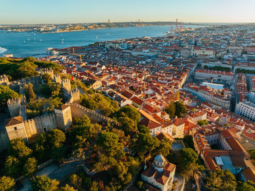 Climb to Castelo de São Jorge, Lisbon (Wimup)