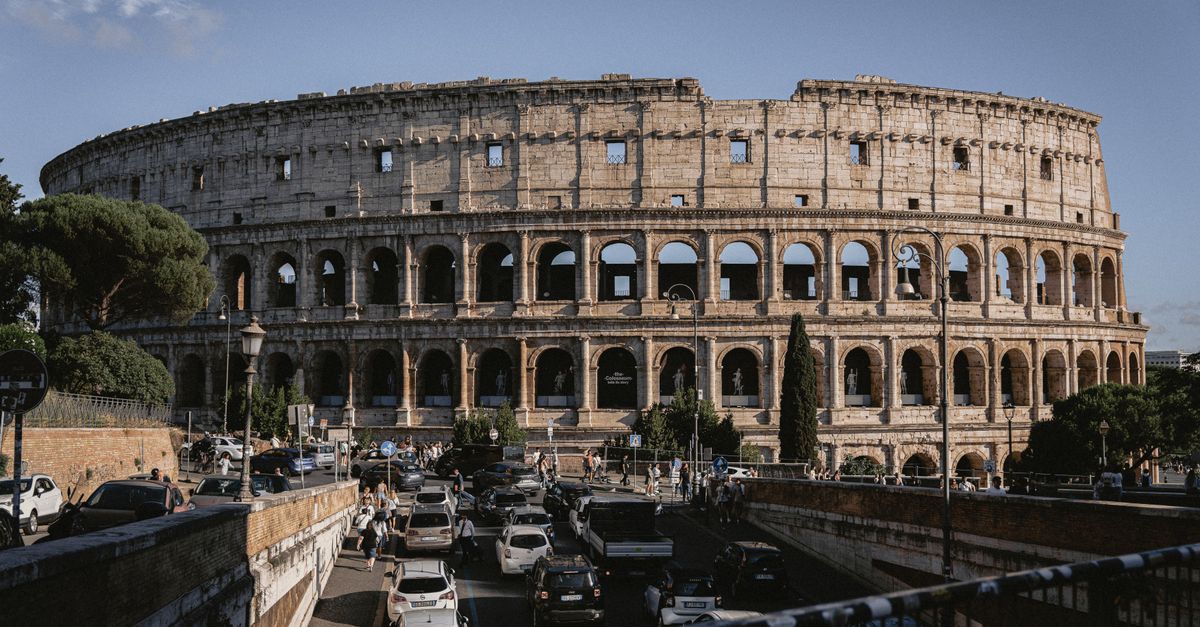 Colosseum, Rome, Italy, world wonder travel guide (Wimup)