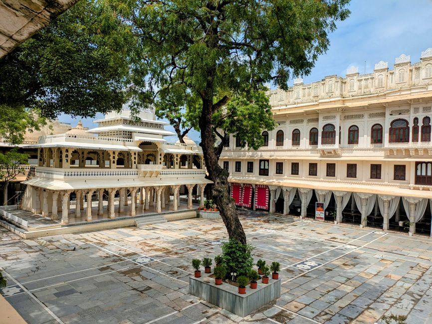 Cross the courtyards of the City Palace, Udaipur (Wimup)