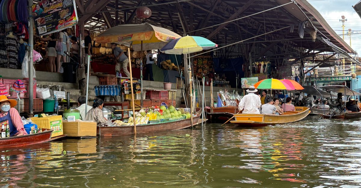 See a floating market, Bangkok, Thailand