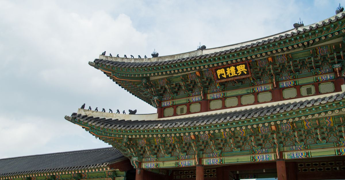 Catch the guard ceremony at Gyeongbokgung, Seoul, South Korea