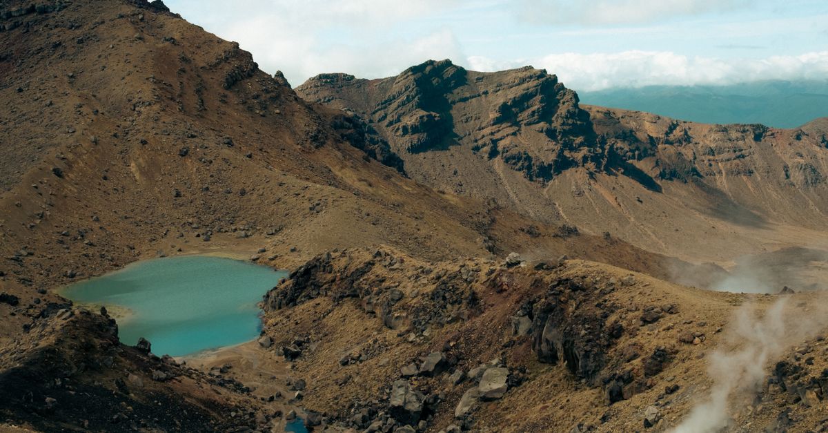 Tongariro Crossing, North Island, New Zealand, hiking travel guide (Wimup)