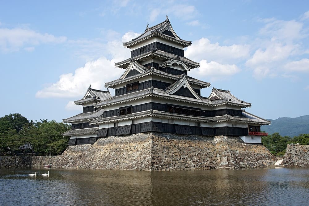 Castles and palaces, from the Nasrid courts of the Alhambra to the white keep of Himeji (Wimup themed list)