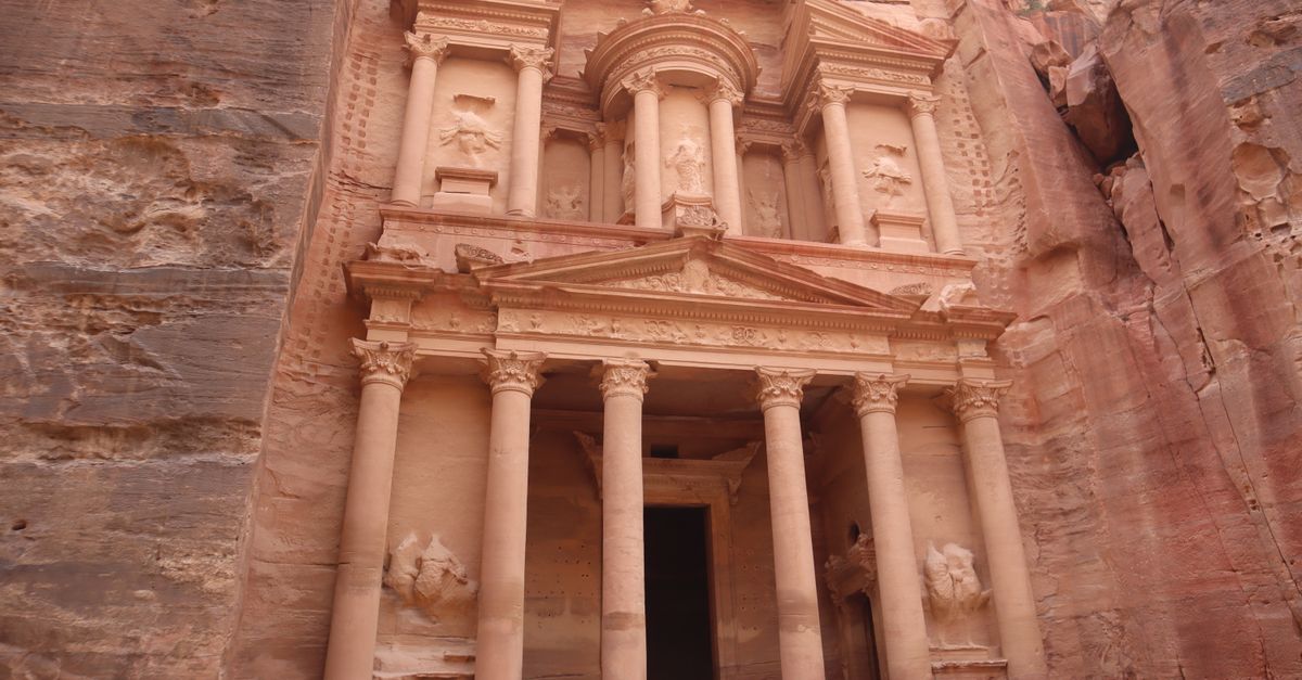 Petra, Jordan, world wonder travel guide (Wimup)