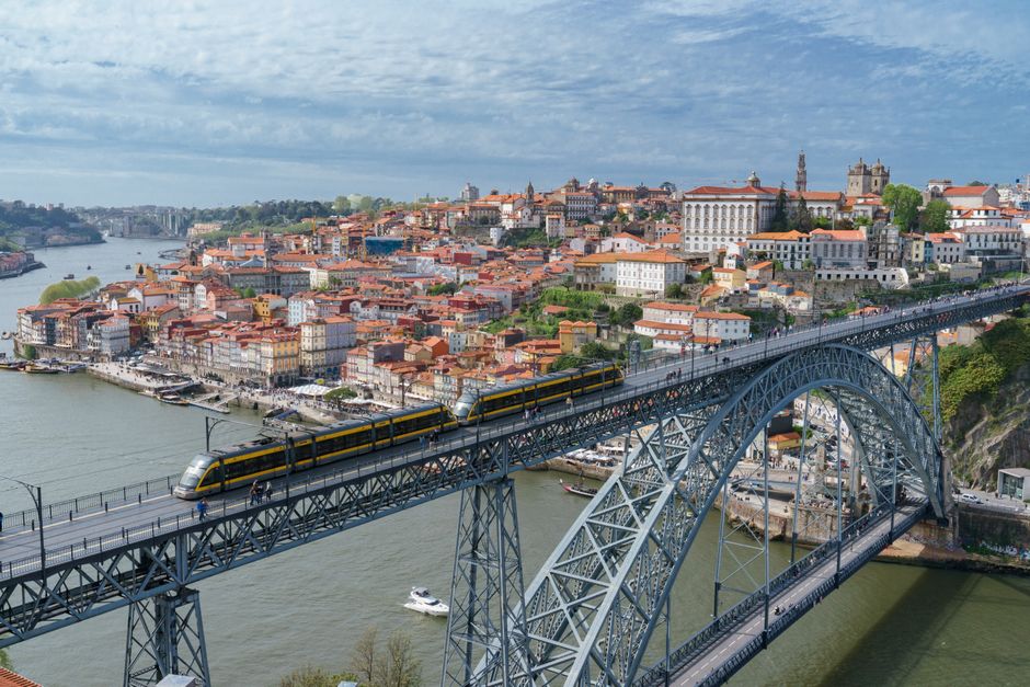 Tram crossing the Luís I Bridge, Porto, Portugal, top 10 things to do (Wimup travel guide)