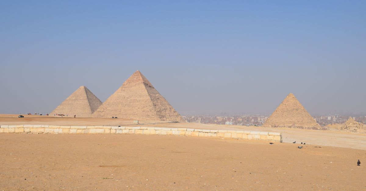 Pyramids of Giza, Egypt, world wonder travel guide (Wimup)