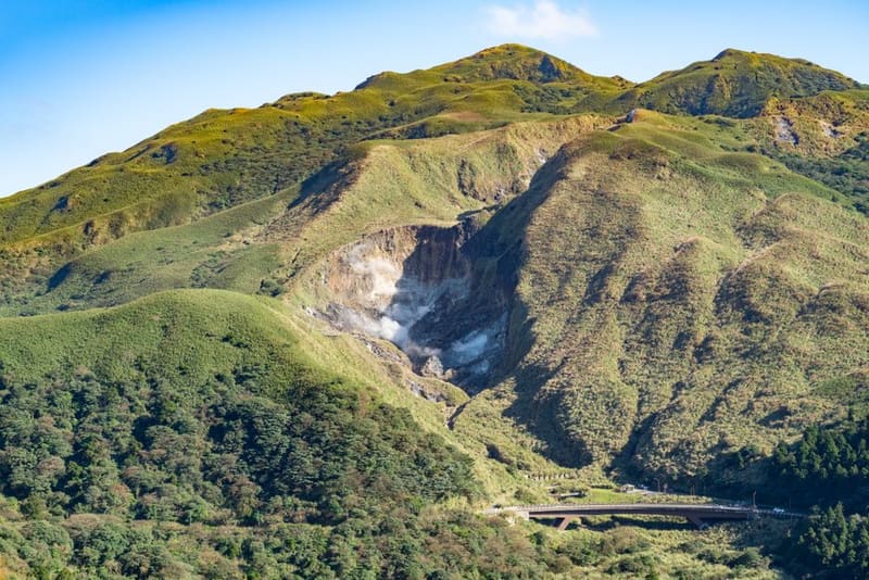 Ride the bus up into Yangmingshan, Taipei, Taiwan