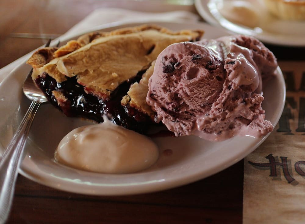 Saskatoon berry pie, Canada (Wimup)