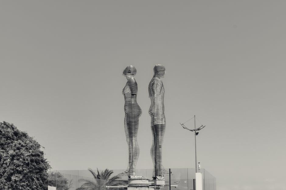 See Ali and Nino move at sunset, Batumi (Wimup)