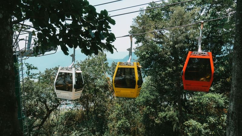 Take the Maokong Gondola up to the tea hills, Taipei, Taiwan
