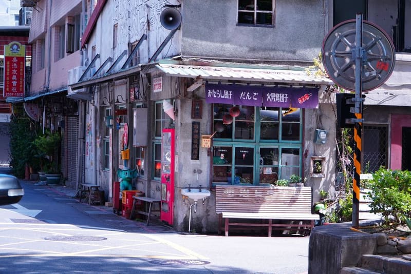 Walk Dihua Street through old Dadaocheng, Taipei, Taiwan