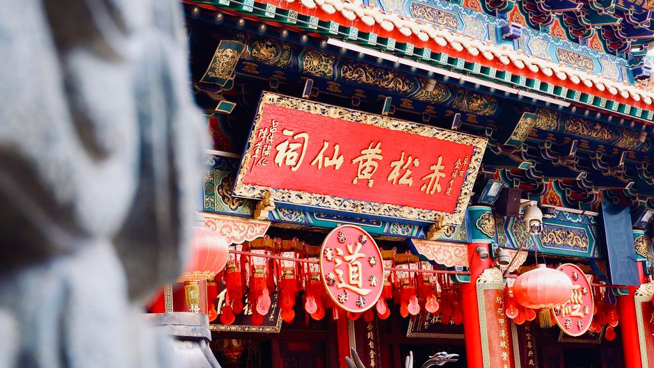 Watch the fortune sticks at Wong Tai Sin Temple, Hong Kong, China